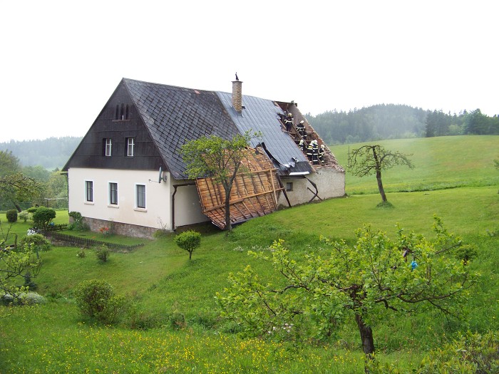 Poškozená střecha, Markoušovice - 16.5.2014