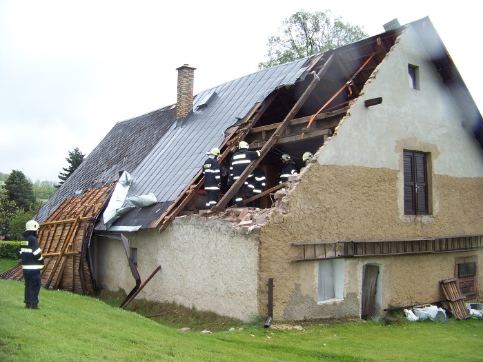 Poškozená střecha, Markoušovice - 16.5.2014